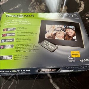 Insignia Digital Picture Frame with Remote